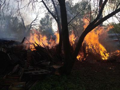 В Старожиловском районе сгорели два сарая