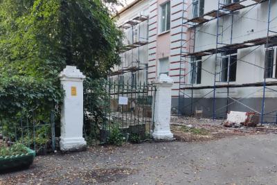 У школы №22 в Рязани заменят забор и благоустроят территорию