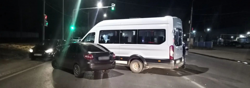 В Рязани Lada Granta столкнулась с автобусом, пострадали женщина и двое детей