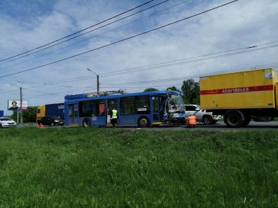 На Московском шоссе троллейбус въехал в уборочную машину
