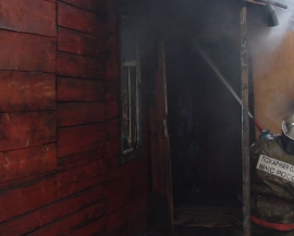 В Туме обгорел жилой деревянный дом