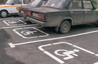 Рязанские автолюбители не гнушаются парковаться на местах для инвалидов