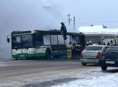 На улице Семчинской в Рязани загорелся автобус