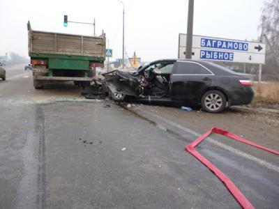 В Рыбновском районе Toyota Camry влетела в стоящий грузовик