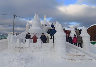 В Туме из снега сделали замок