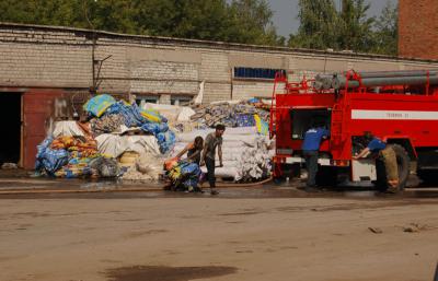 Площадь пожара в цехе по производству подушек в посёлке Турлатово составила около 300 квадратных метров
