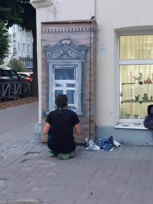 Художники расписывают электрощиток в центре Рязани