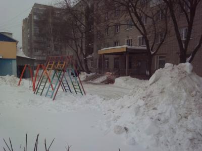 Рязанцы пожаловались на складирование грязного снега на детской площадке