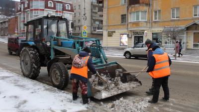 В Рязани улицы очищают от снега и наледи