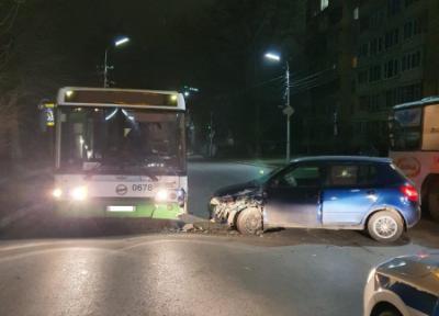 В центре Рязани Skoda Fabia врезалась в автобус