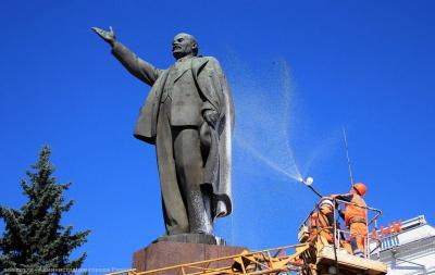 Памятник Ленину в Рязани помоют