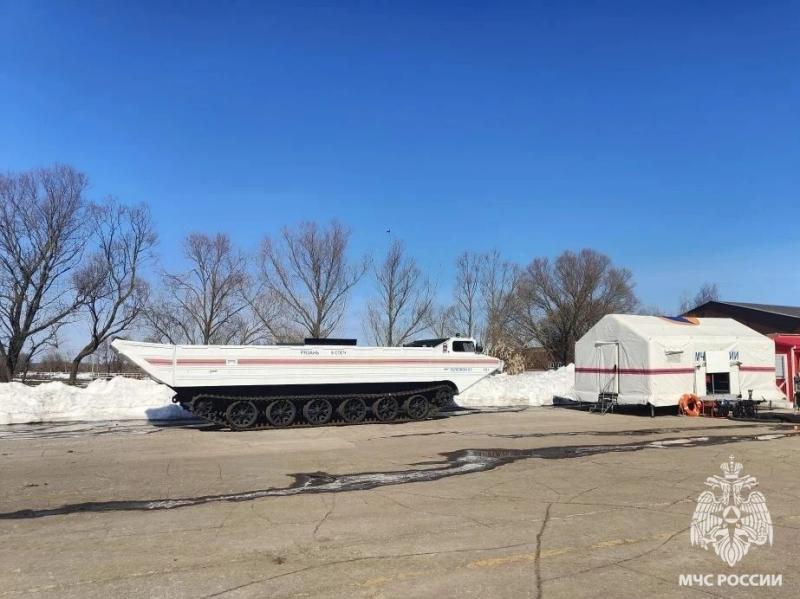 Для перевозки людей через затопленную дорогу Заокское–Коростово направили транспортёр