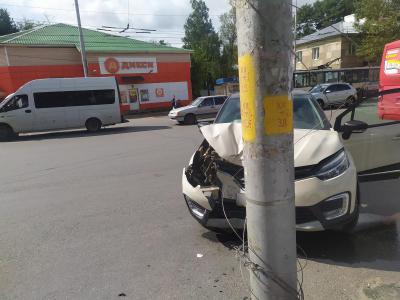 На улице Островского в Рязани автоледи не разъехалась со столбом