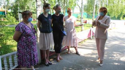Елена Сорокина обсудила с жителями Никуличей благоустройство посёлка