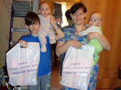 Близняшки из Старожилова получили подарки от депутата областной Думы