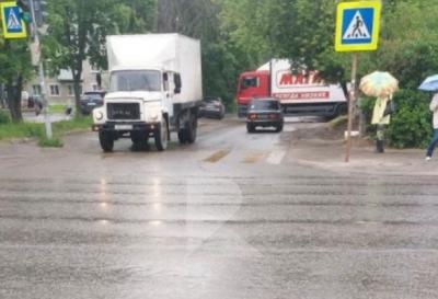 Разгрузка магазина на Бронной в Рязани мешает проезду автомашин