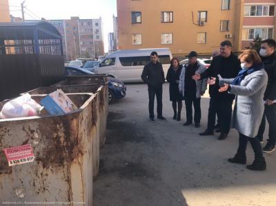 Елена Сорокина осмотрела контейнерные площадки во дворах