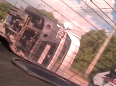 На проезде Шабулина в Рязани в результате ДТП перевернулся грузовик