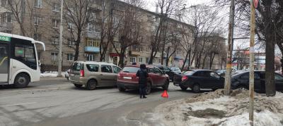 В Рязани на улице Гагарина столкнулись три автомобиля