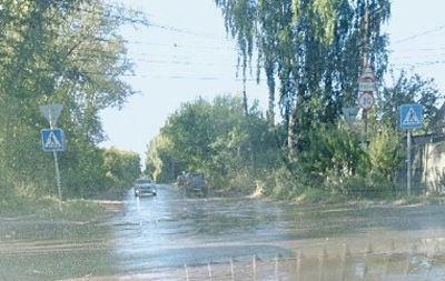 Рязанцы пожаловались на залитую водой дорогу на улице Нахимова