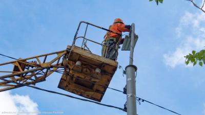 На улицах Рязани восстанавливают сети освещения