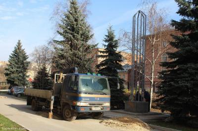 На улице Каширина в Рязани начали установку памятника воинам-связистам