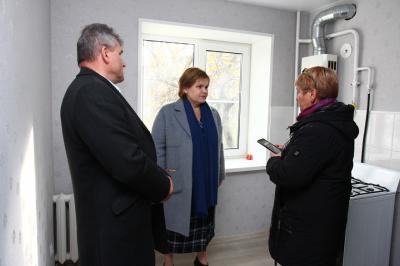 Елена Сорокина осмотрела четыре квартиры для детей-сирот
