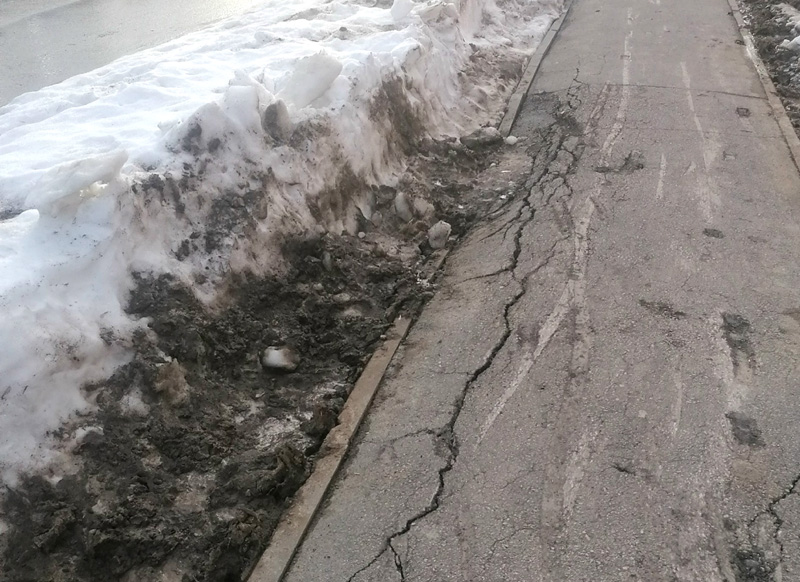 На улице Берёзовой в Рязани трактор разрушил пешеходную дорожку при уборке снега