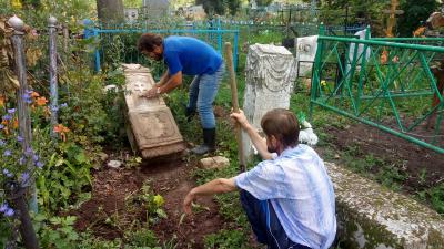 На кладбище в Пронске поднимают старинные памятники