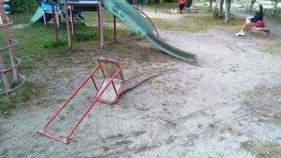В Спас-Клепиках вандалы разгромили детскую площадку
