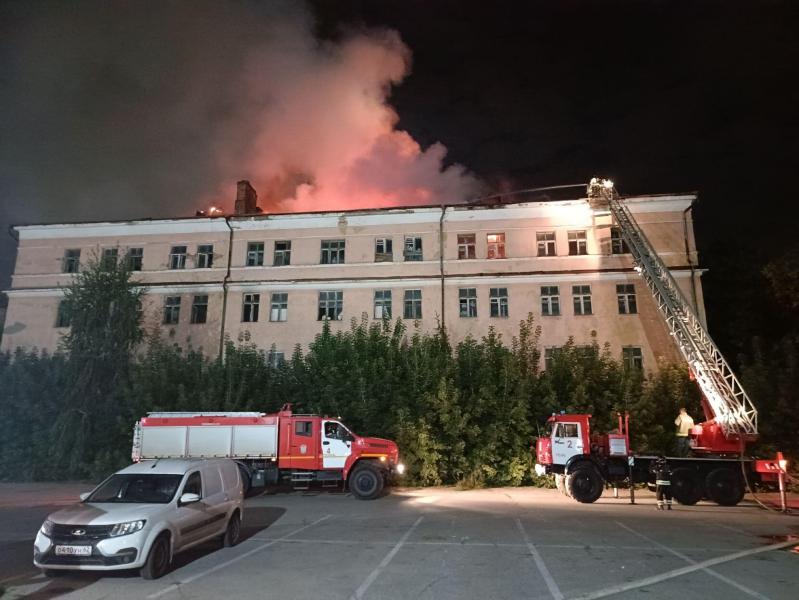 В Рязани потушили пожар в здании бывшего училища связи