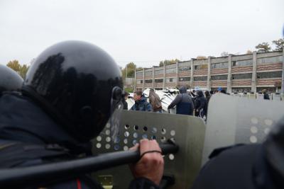 Рязанские стражи порядка «усмирили» толпу футбольных фанатов