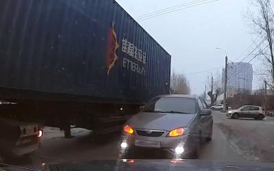 В Рязани водитель легкового авто успел увернуться от фуры