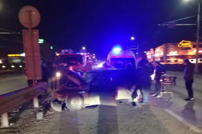 В Рязани пьяный водитель без прав протаранил отбойник, погибла пассажирка