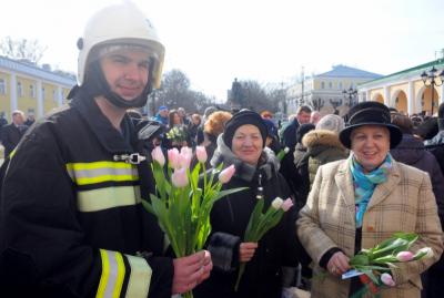 Рязанские огнеборцы поздравили женщин с 8 марта