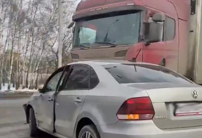 На Московском шоссе в Рязани легковушка столкнулась с фурой
