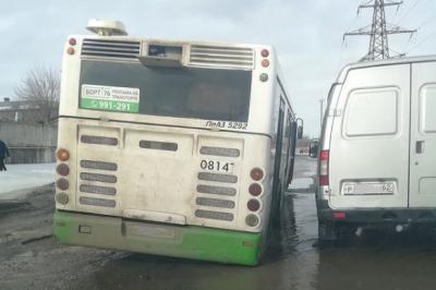 В Рязани автобус провалился в яму
