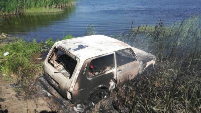 В Пронском районе на берегу водохранилища сгорела «Нива»