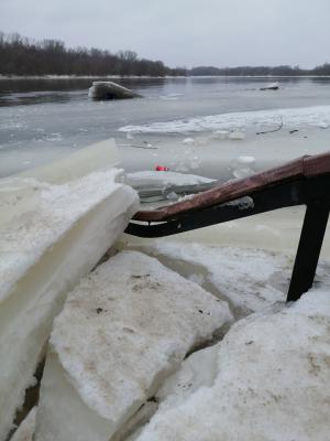 Пристань в рязанском Лесопарке продолжает повреждаться под воздействием льда