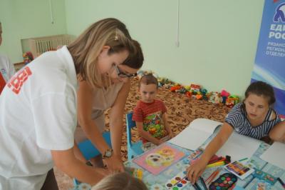 Мастер-класс по рисованию для детей-беженцев провели рязанские единороссы