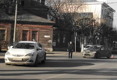 В центре Рязани столкнулись Mazda и Opel