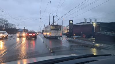 В Рязани на Московском шоссе собралась пробка из-за обрыва контактной сети