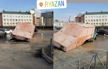 В Рязани подметально-уборочная машина провалилась в асфальт