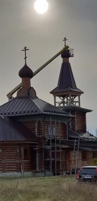 На храме в деревне Анатольевка установили новые купола 