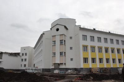 Олег Ковалёв ознакомился с ходом строительства школы в Кальном