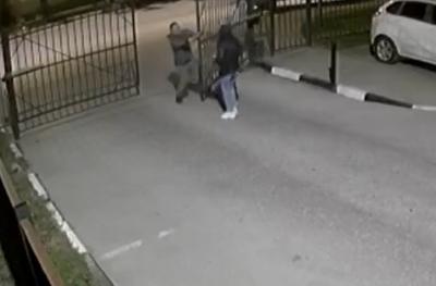 В Дашково-Песочне мужчина сломал ворота во дворе многоквартирного дома