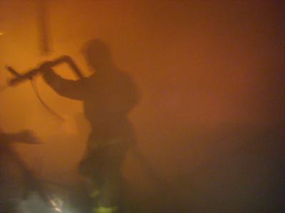 В Рязанской области ночью сгорели двухквартирный дом и автомобиль