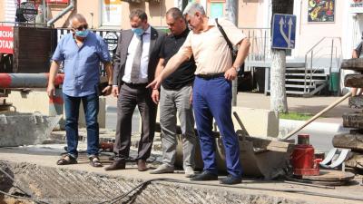 Владимир Бурмистров осмотрел ремонт магистральных тепловых сетей