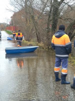Ликвидировать потоп на улице Голенчинской в Рязани пока не получается