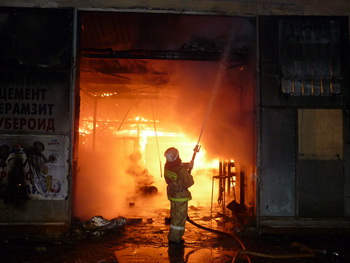 На территории гипермаркета «Стройка» произошёл пожар
